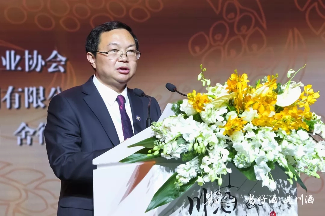 五粮液集团公司总经理,股份公司董事长曾从钦