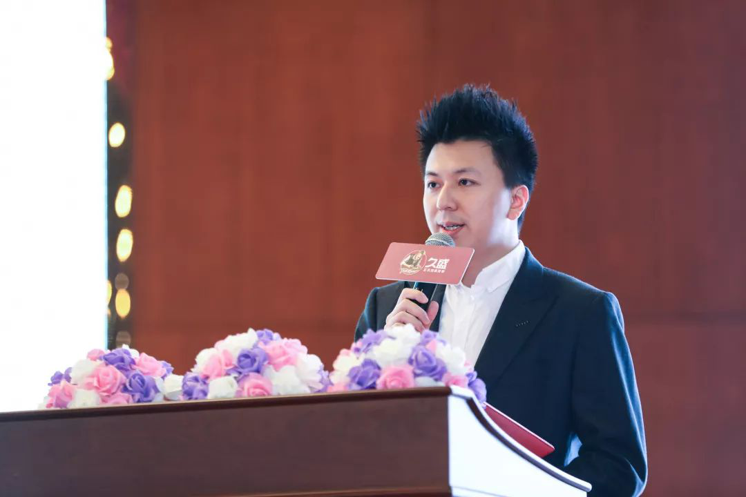 久盛地板董事长张凯致辞欢迎(客户宣传稿,图片由客户提供)